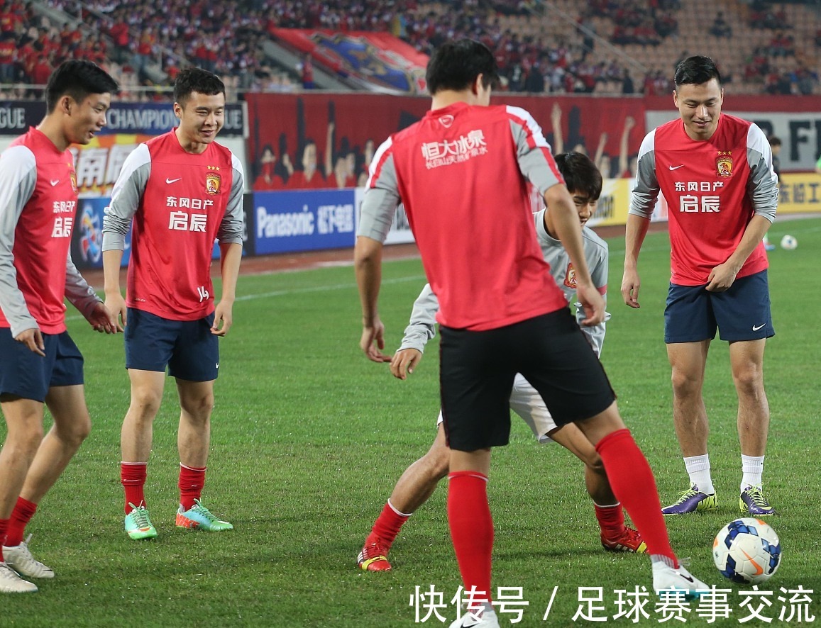 邮报：伯恩茅斯后卫塞内西与女足后卫鲍尔斯成英超新明星情侣（邮报称伯恩茅斯后卫塞内西与女足后卫鲍尔斯成为英超圈新晋明星情侣）