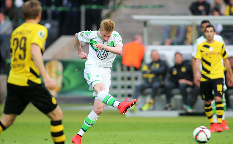 湖人杯赛主场不敌马刺引热议！媒体人：詹东里合体后最惨失利（湖人杯赛主场负于马刺引发热议，媒体人称詹东里合体以来最惨一败）